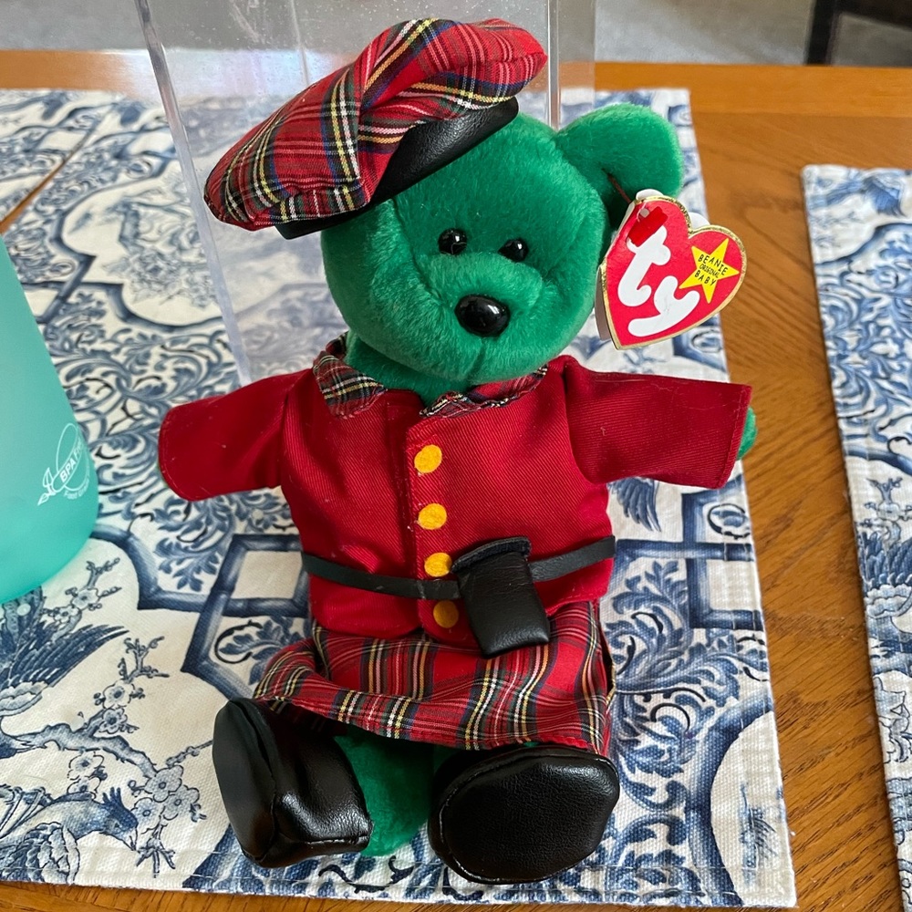Beanie Babies 1997 Rare Erin Bear with Outfit
